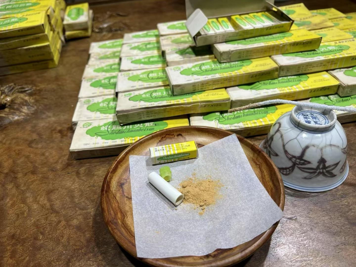 木碗陈列蛇胆川贝散