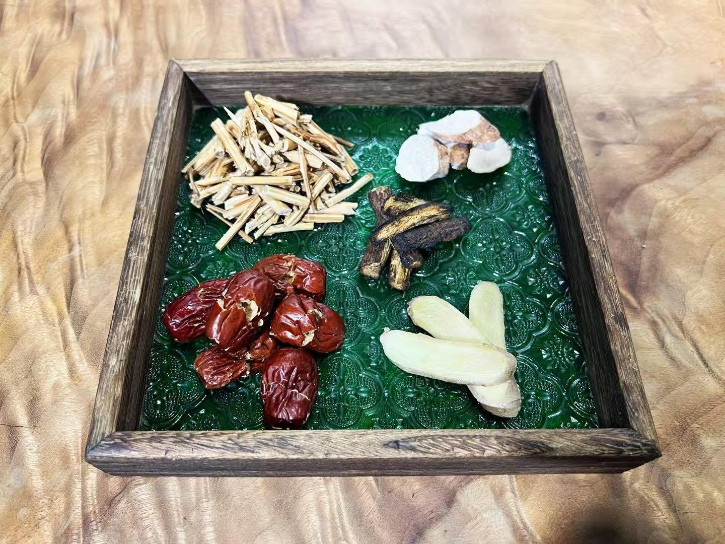 木盘承桂枝汤五味：桂枝、生姜、大枣、白芍、甘草