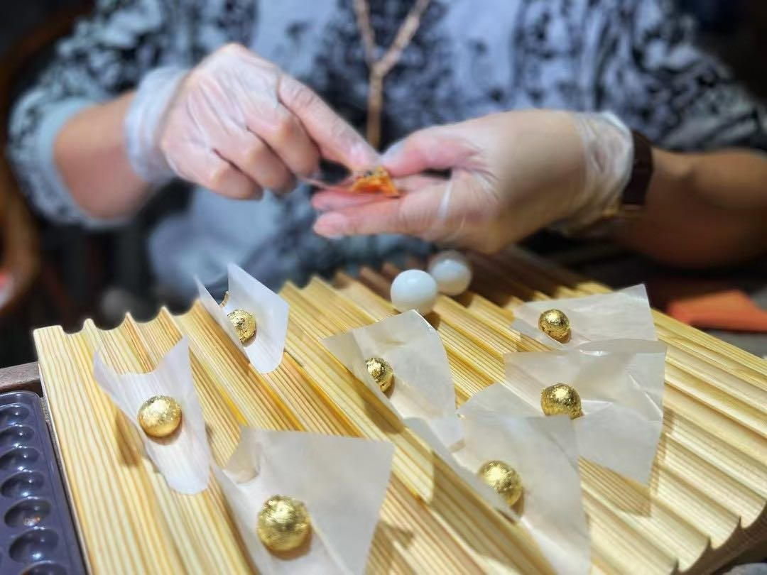 裹金衣 · 竹垫承托