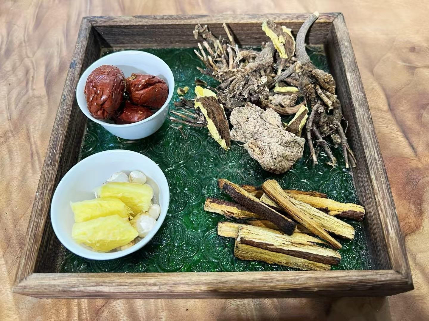 木盘分置药材：桂枝、生姜、大枣、半夏等