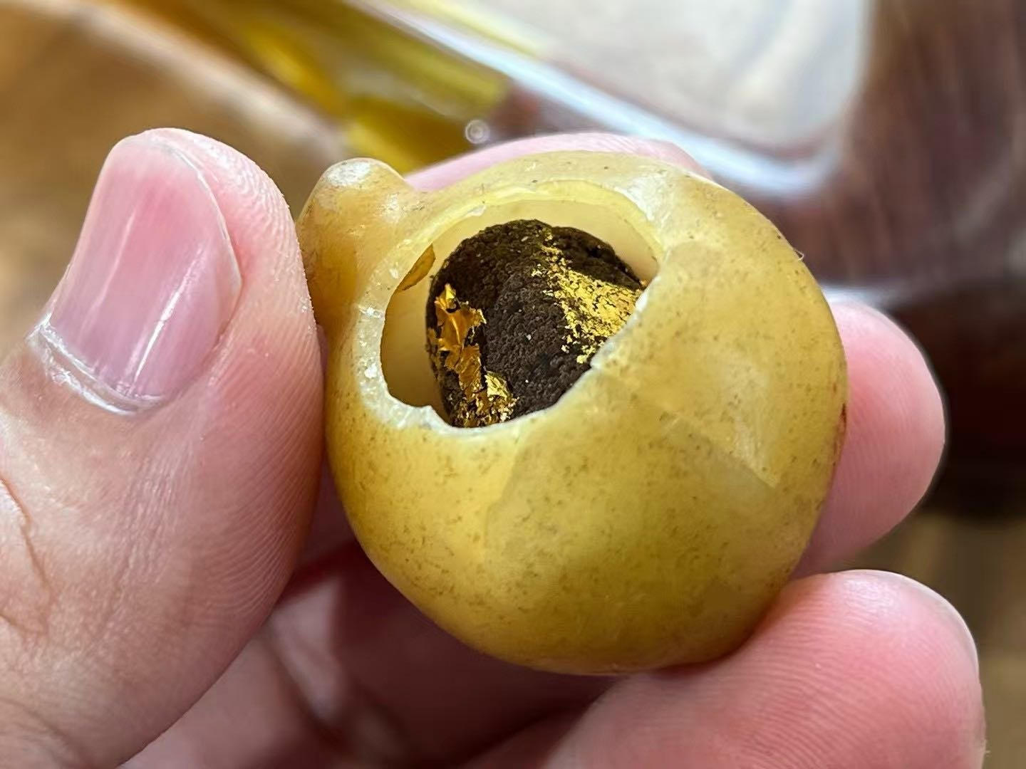 药锭详观 · 金箔碎闪其间
